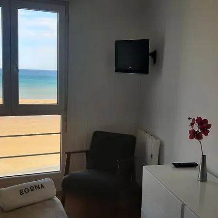 Egona - Baneru 3 Vivienda En 1 Linea De Playa Centro Ciudad Apartment Zarautz Exterior photo