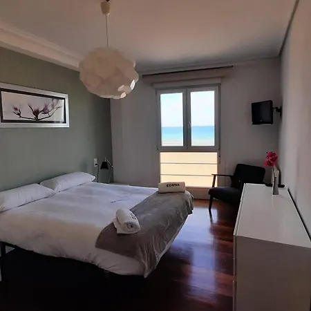 Egona - Baneru 3 Vivienda En 1 Linea De Playa Centro Ciudad Apartment Zarautz Exterior photo